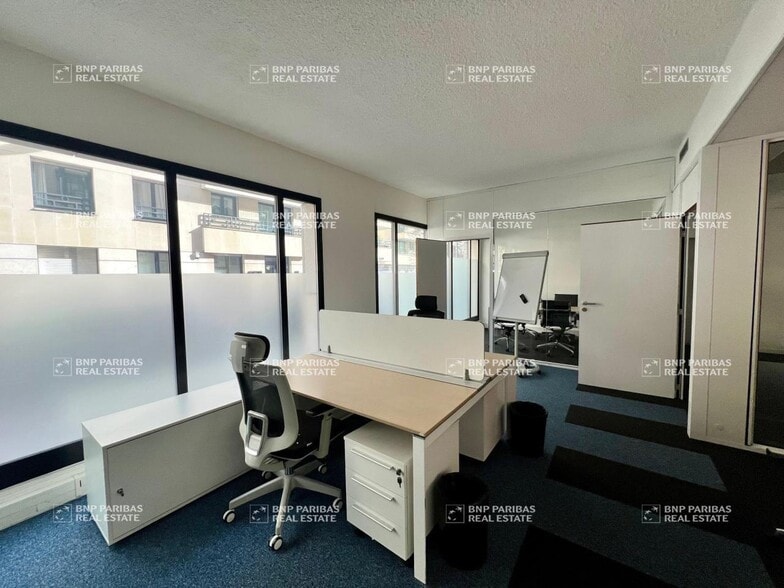 21 Rue Saint-Pierre, Neuilly-sur-Seine to rent - Building Photo - Image 2 of 9