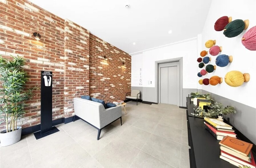 18 East Tenter St, London to rent - Interior Photo - Image 2 of 10