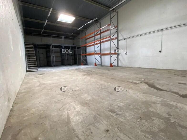 Light Industrial in Chilly-Mazarin to rent - Interior Photo - Image 2 of 4