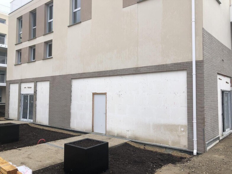 Retail in Pontault-Combault to rent - Building Photo - Image 1 of 7