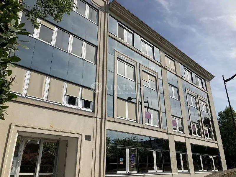 Office in Versailles to rent Building Photo- Image 1 of 10