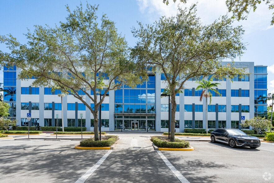 750 Park of Commerce Blvd, Boca Raton, FL to rent - Building Photo - Image 3 of 7