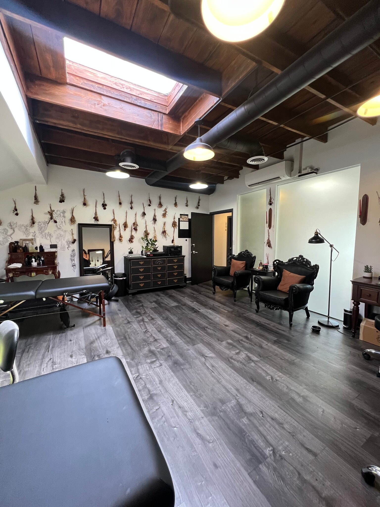 7164-7168 Melrose Ave, Los Angeles, CA to rent Interior Photo- Image 1 of 2