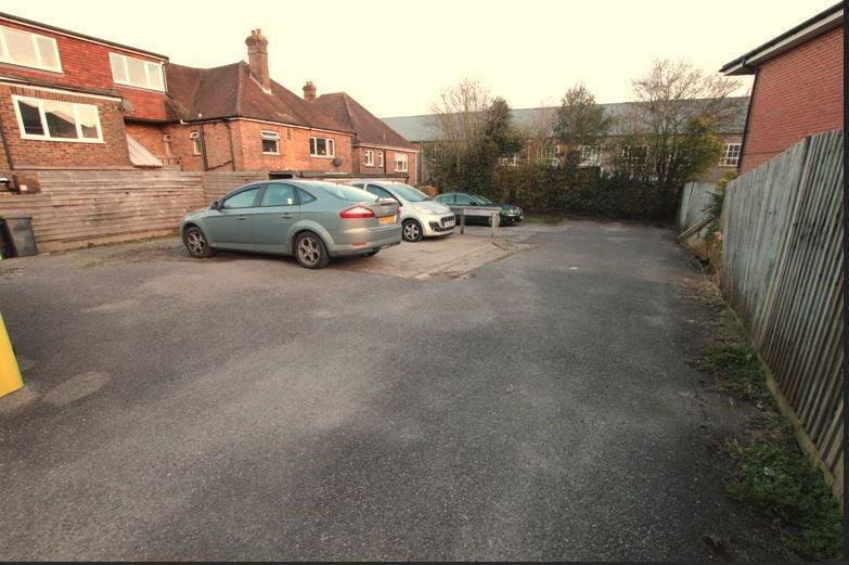 Crowborough Hl, Crowborough to rent - Building Photo - Image 2 of 13