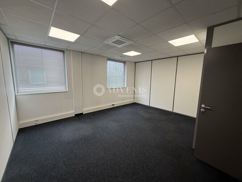 Light Industrial in Champs-sur-Marne to rent - Interior Photo - Image 3 of 10