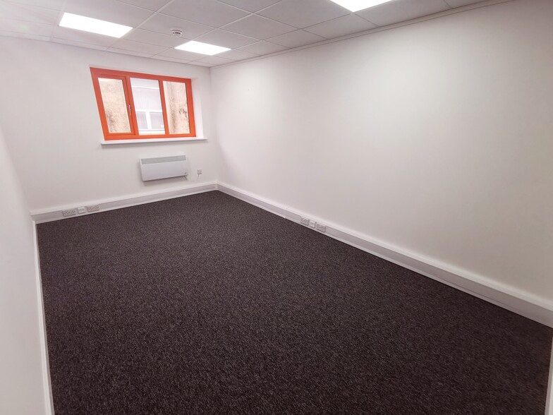 Apex Self Storage, Glossop for rent - Interior Photo - Image 3 of 11