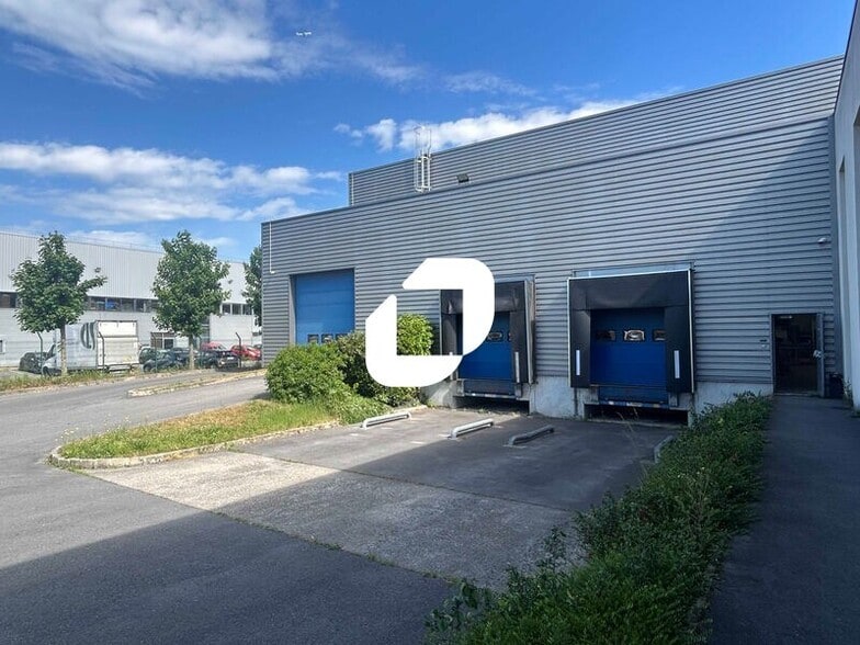 Light Industrial in Sartrouville to rent - Building Photo - Image 1 of 26