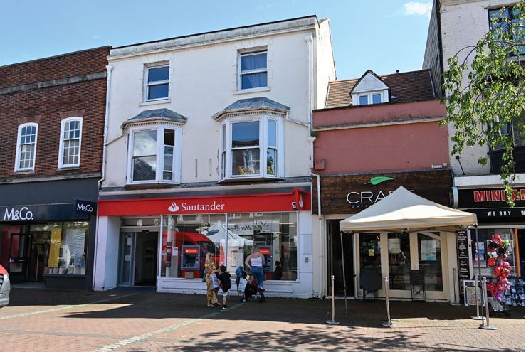 128 High St, Gosport to rent - Primary Photo - Image 1 of 2