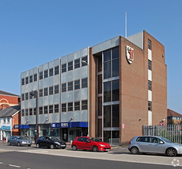 33-37 Victoria Rd, Farnborough to rent - Primary Photo - Image 1 of 3