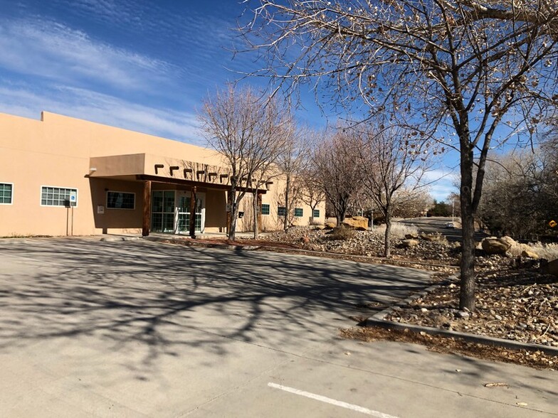 1800 E 30th St, Farmington, NM for rent - Primary Photo - Image 1 of 18