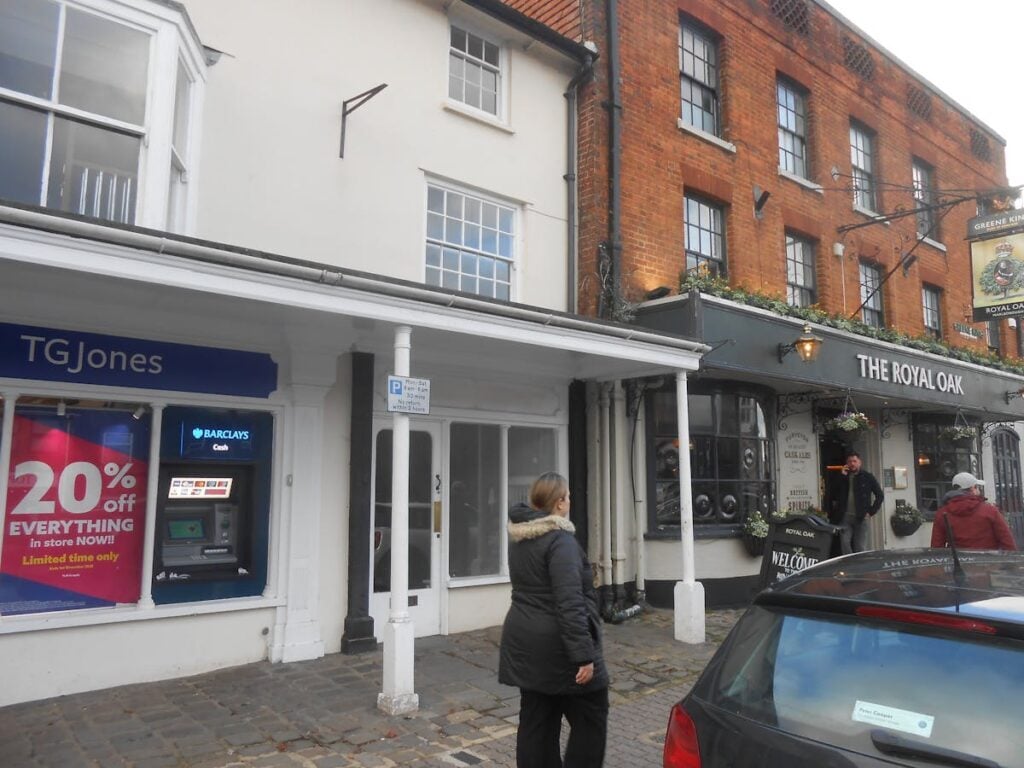 110-110A High St, Marlborough to rent Building Photo- Image 1 of 2