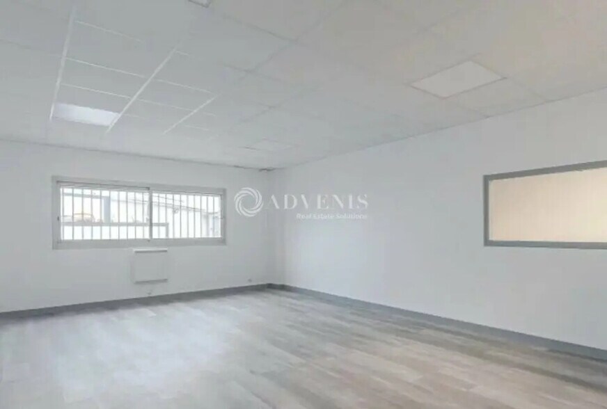 Light Industrial in Lisses to rent - Interior Photo - Image 3 of 7