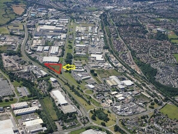 Kingsway, Bridgend to rent - Primary Photo - Image 1 of 8