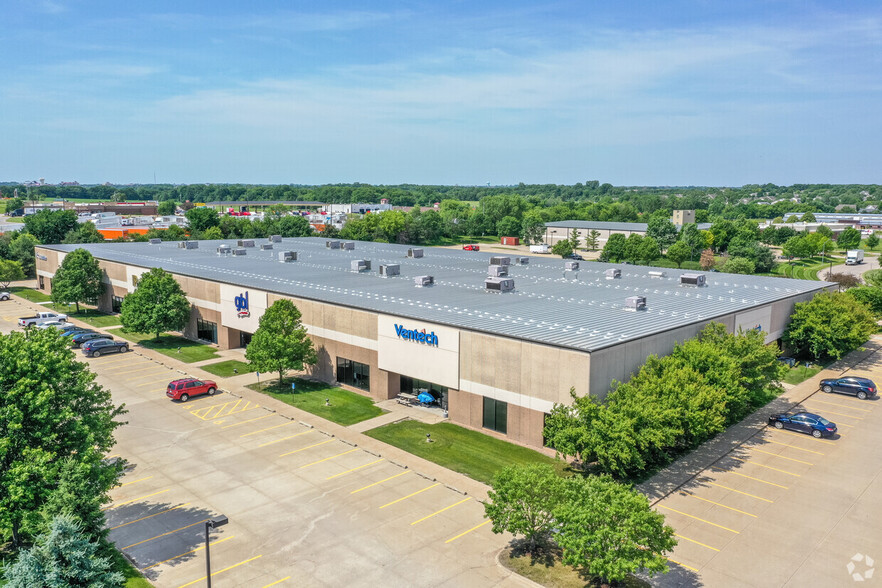 12000-12038 Ridgemont Dr, Urbandale, IA for rent - Building Photo - Image 1 of 6