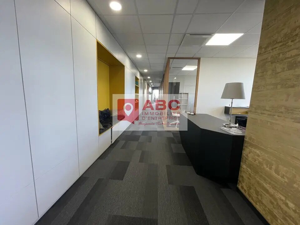Location Bureaux 238 m² - Photo 1