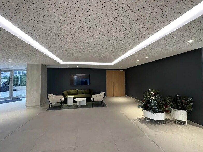 85 Rue Des Trois Fontanot, Nanterre for sale - Lobby - Image 2 of 24