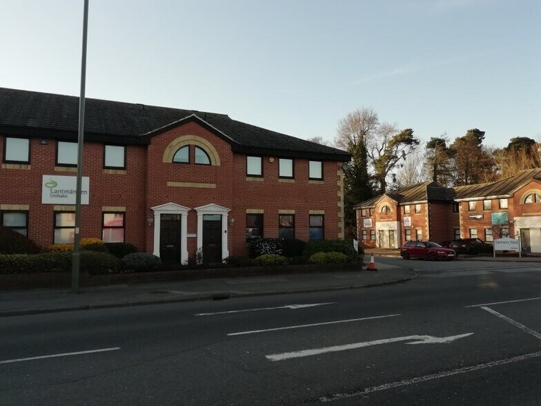London Rd, Bagshot to rent - Building Photo - Image 1 of 6