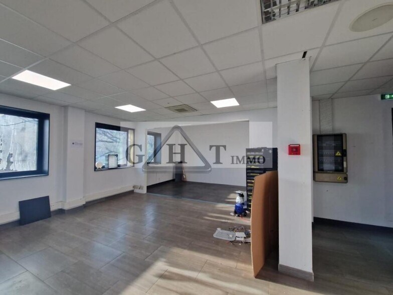 Retail in Ivry-sur-Seine to rent - Interior Photo - Image 1 of 3