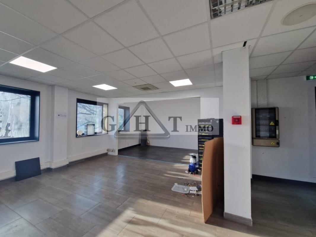 Retail in Ivry-sur-Seine to rent Interior Photo- Image 1 of 4