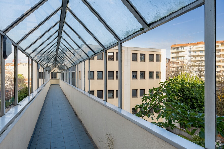 31 Place Jules Grandclément, Villeurbanne for sale - Building Photo - Image 2 of 3