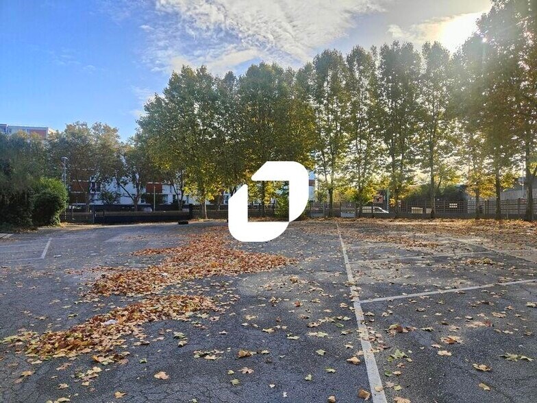 Light Industrial in Villeneuve-la-Garenne to rent - Building Photo - Image 3 of 6
