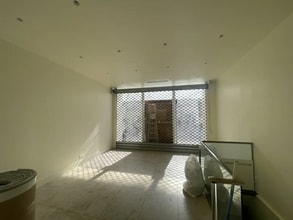 Retail in Paris to rent Interior Photo- Image 2 of 9