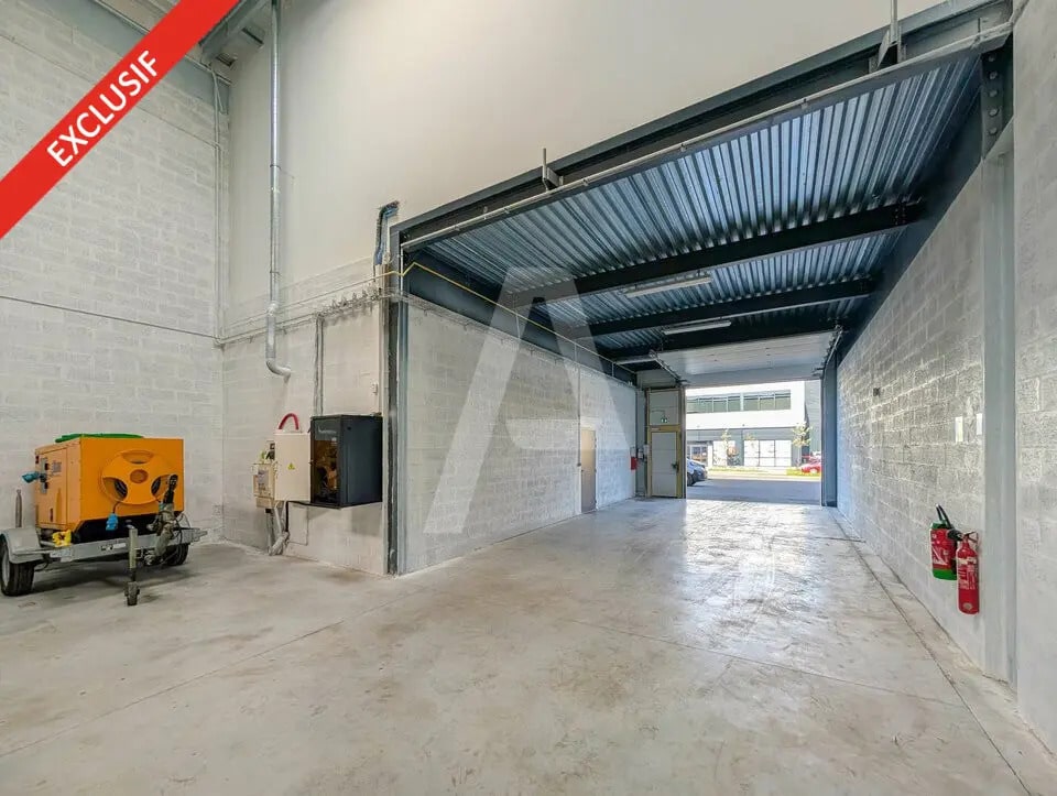 Location Entrepôt 372 m² - Photo 1