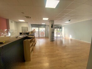 Retail in Marseille to rent Interior Photo- Image 2 of 6