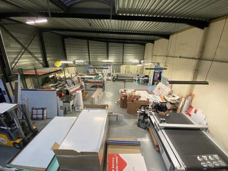 Light Industrial in Les Ulis to rent - Building Photo - Image 2 of 8