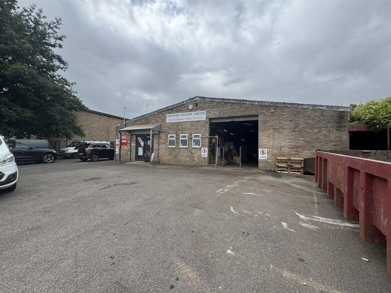 26 Oxford Road, Yeovil for sale - Building Photo - Image 2 of 13