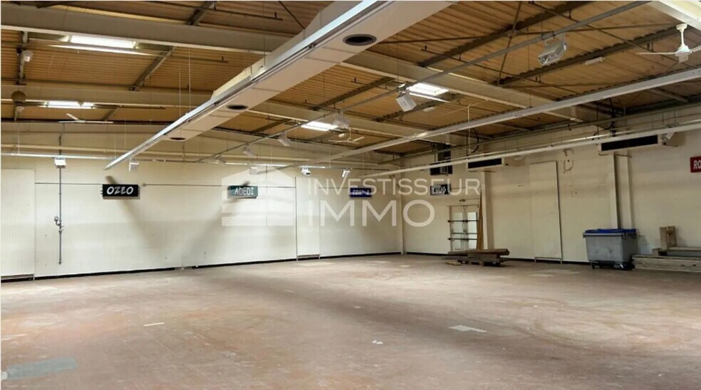 Retail in Pont-Sainte-Marie for sale - Interior Photo - Image 2 of 2