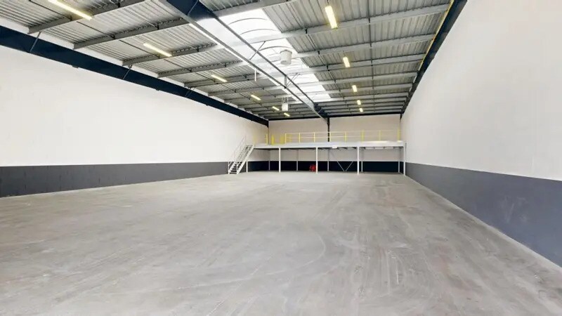Light Industrial in Bezons to rent - Interior Photo - Image 2 of 13