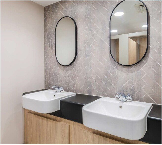 10 Queen Sq, Bristol to rent - Building Photo - Image 3 of 4
