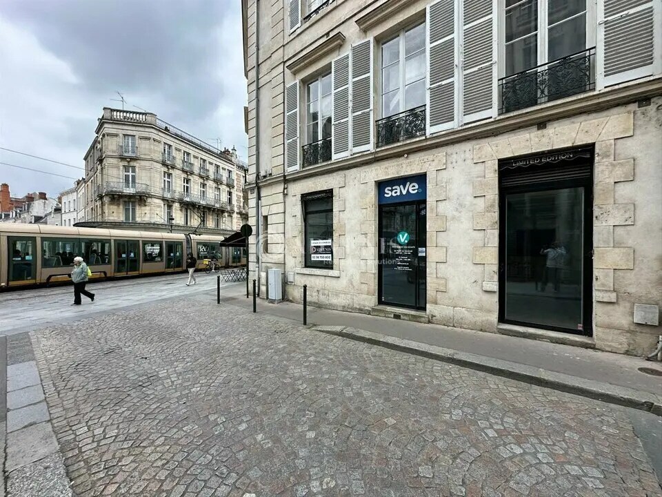Retail in Orléans to rent Building Photo- Image 1 of 11