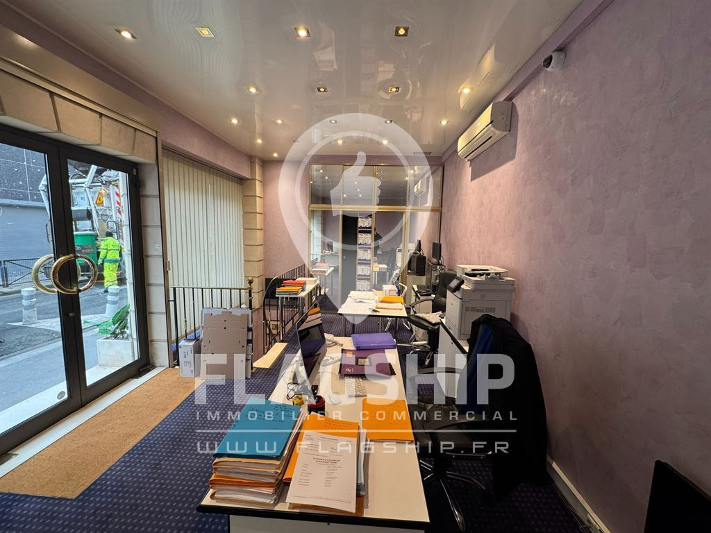 Retail in Paris to rent Interior Photo- Image 1 of 10