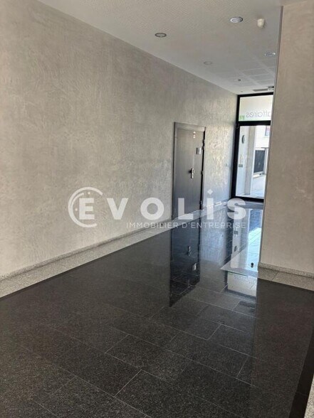 Office in Noisy-le-Grand to rent - Building Photo - Image 3 of 4