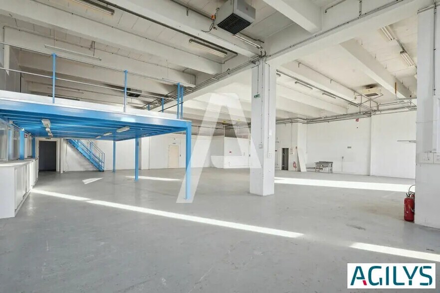 Light Industrial in Rungis to rent - Interior Photo - Image 2 of 12