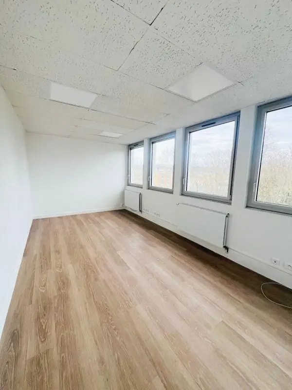 Office in Le Chesnay-Rocquencourt to rent Building Photo- Image 1 of 13