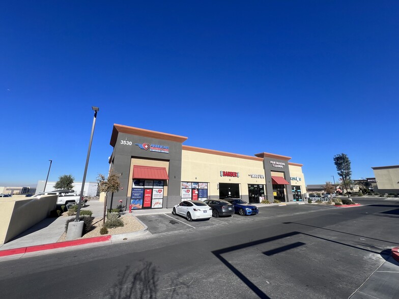 3530 Volunteer Blvd, Henderson, NV for rent - Building Photo - Image 2 of 4