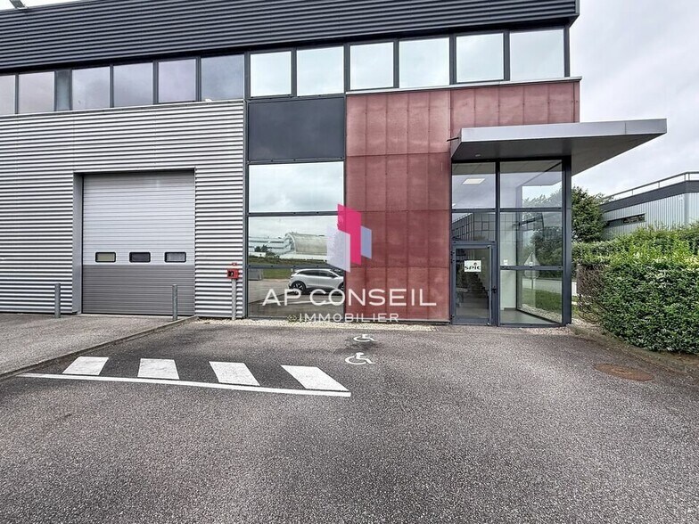 Light Industrial in Élancourt to rent - Building Photo - Image 1 of 7