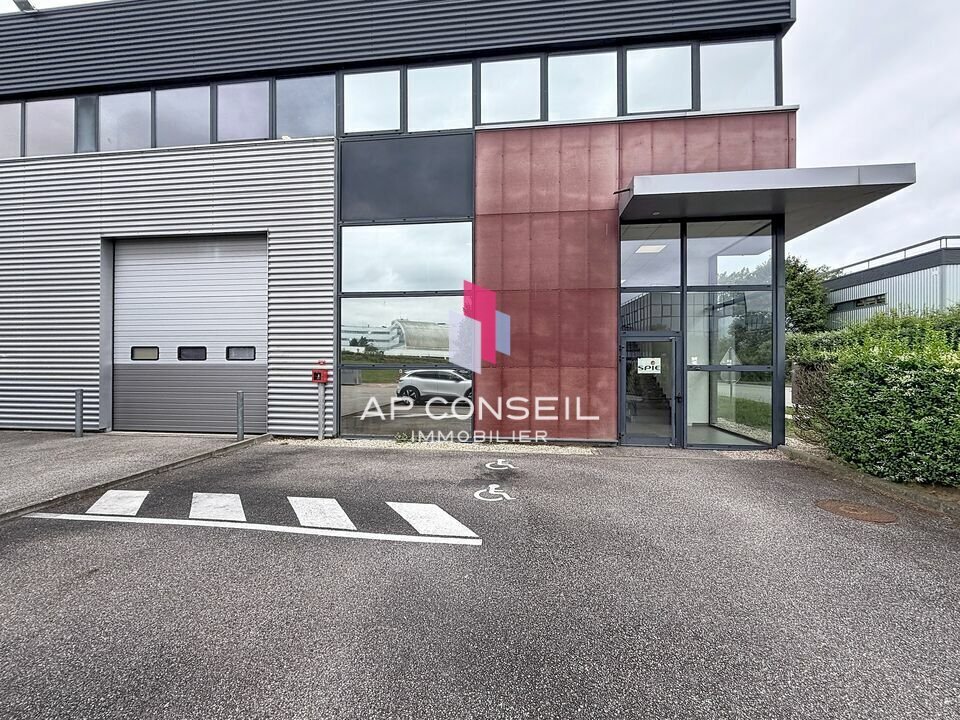 Light Industrial in Élancourt to rent Building Photo- Image 1 of 8