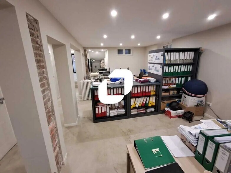 Office in Colombes to rent - Building Photo - Image 3 of 8