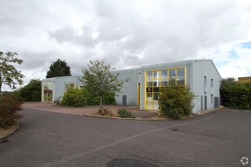 South Way, Andover to rent - Building Photo - Image 3 of 4