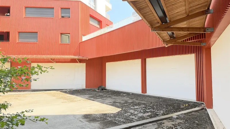 Retail in Champs-sur-Marne to rent Building Photo- Image 1 of 7
