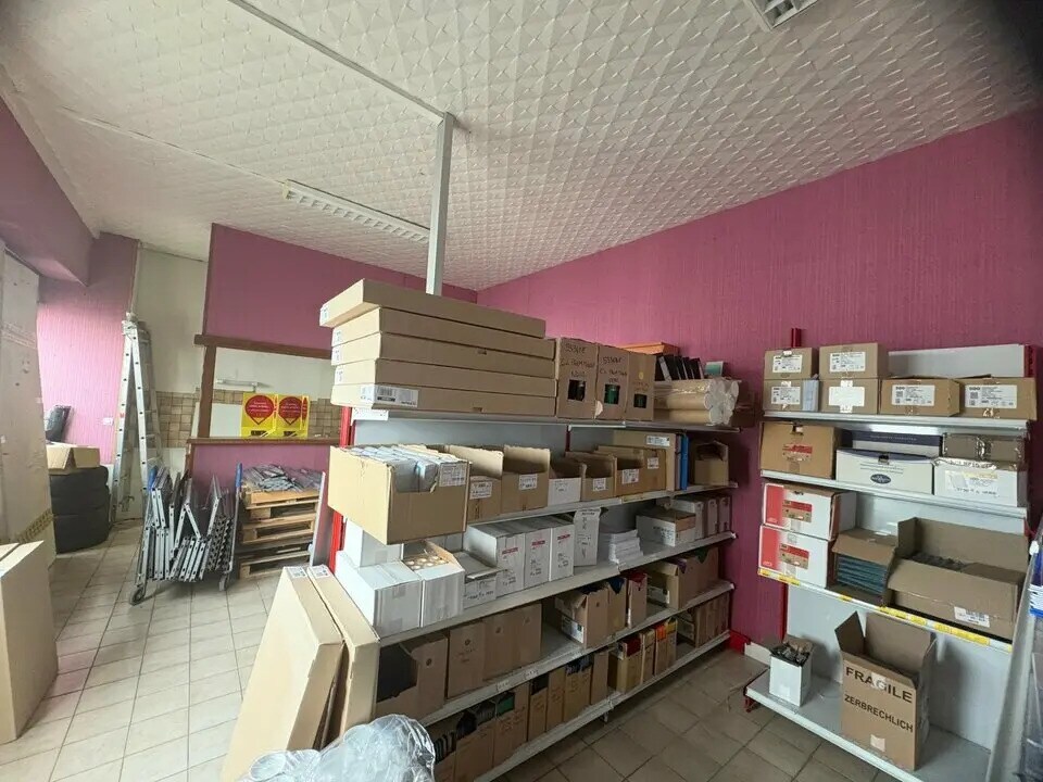 Light Industrial in Savigny-le-Temple to rent Interior Photo- Image 1 of 8