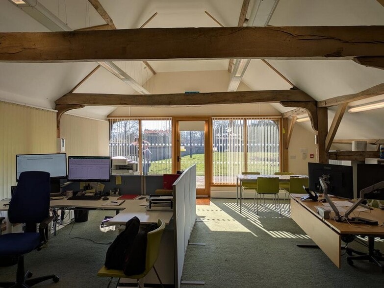 Littleton Ln, Guildford to rent - Building Photo - Image 2 of 5