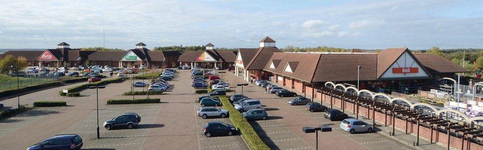 St Peters Rd, Huntingdon to rent - Building Photo - Image 2 of 5