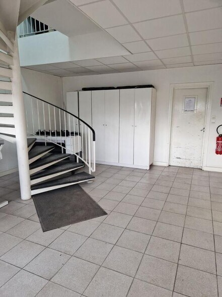 Light Industrial in SAINT-OUEN-L'AUMONE to rent - Interior Photo - Image 3 of 9