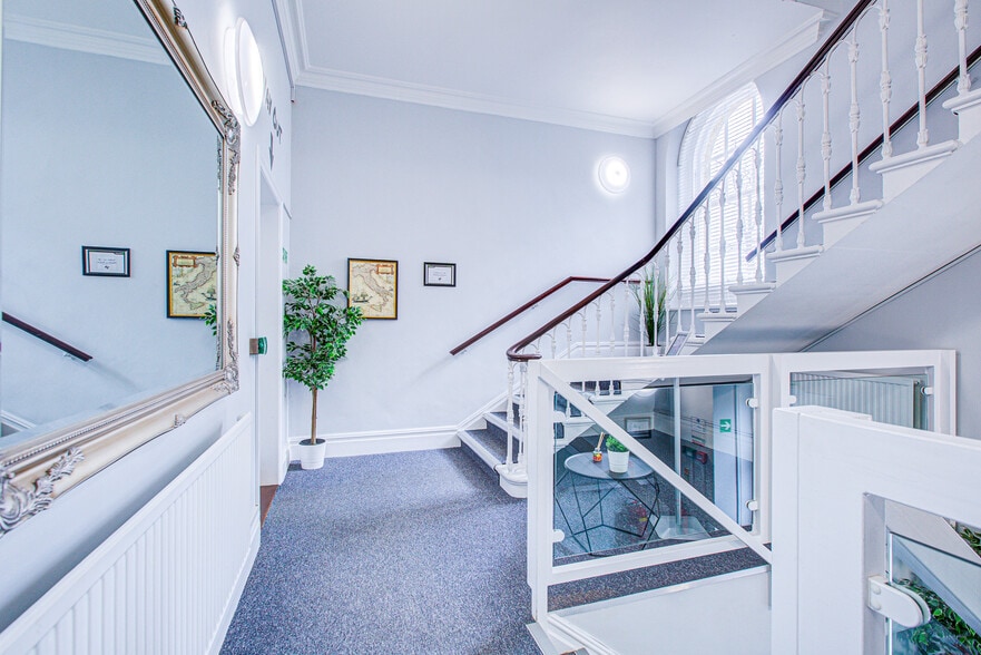 15 Rockstone Pl, Southampton to rent - Interior Photo - Image 3 of 12