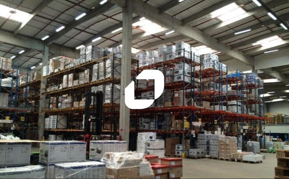 Industrial in Compans to rent - Building Photo - Image 2 of 6